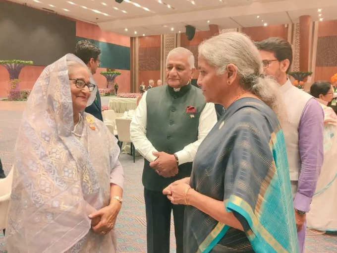 भारत में G 20 शिखर सम्मेलन | केंद्रीय वित्त मंत्री निर्मला सीतारमण ने नई दिल्ली के भारत मंडपम में राष्ट्रपति द्रौपदी मुर्मू द्वारा आयोजित जी-20 रात्रिभोज में बांग्लादेश की प्रधानमंत्री शेख हसीना के साथ बातचीत की।