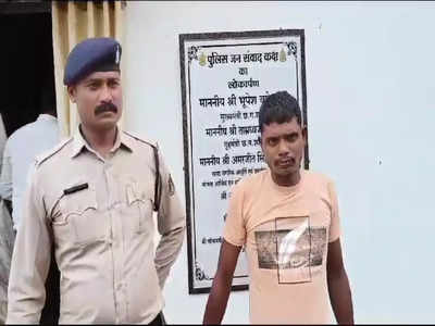 Chhattisgarh news: चौराहे पर खड़ा होकर लहरा रहा था पिस्टल, पुलिस ने युवक को पकड़कर निकाली हेकड़ी