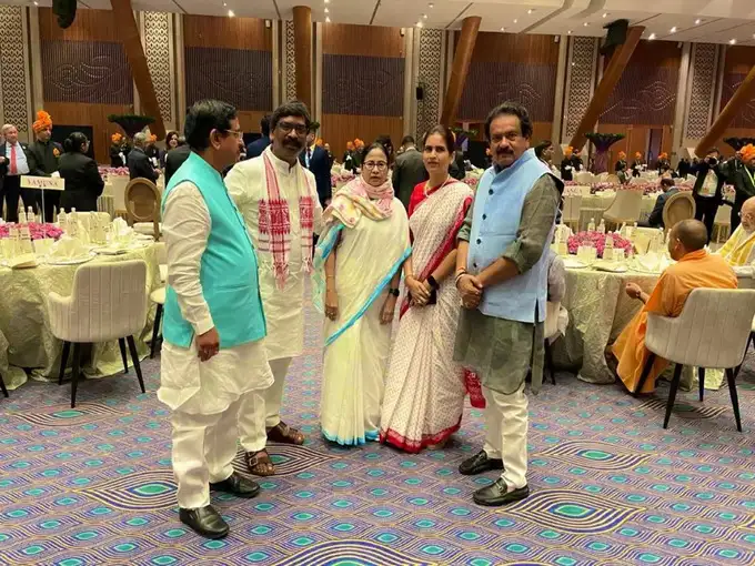 ममता बनर्जी के साथ हेमंत की स्माइलिंग पोज