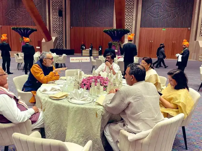 गिरिराज के साथ हेमंत की गपशप