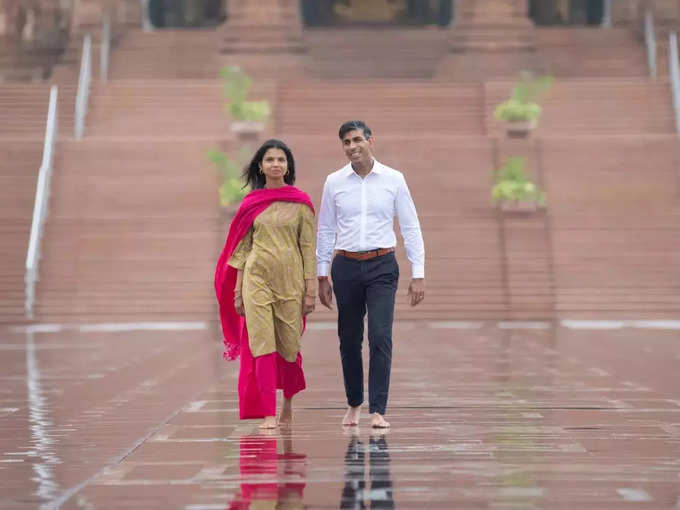 मुख्‍य मंद‍िर पर‍िसर तक नंगे पांव गए