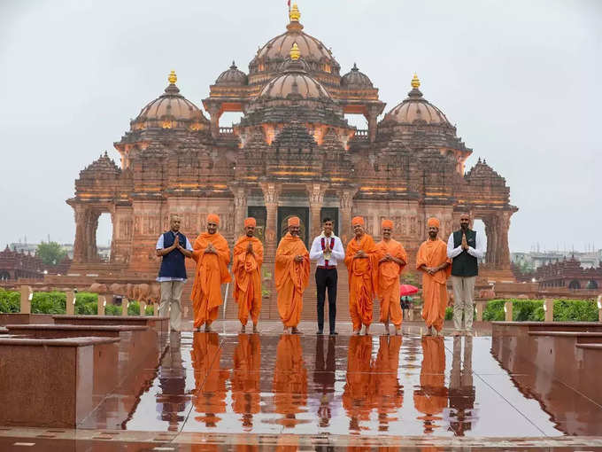 मंदिर की परिक्रमा की