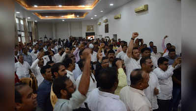 OBC कोटे से मराठों को आरक्षण देने का विरोध, महाराष्ट्र में अपनी ही सरकार के खिलाफ बगावत पर उतरे BJP के नेता