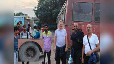 बसमध्ये विदेशी पर्यटक,चाकातून धूर निघू लागताच वेगळीच चर्चा, चालकानं तपासणी करताच  प्रवाशांचा जीव भांड्यात पडला