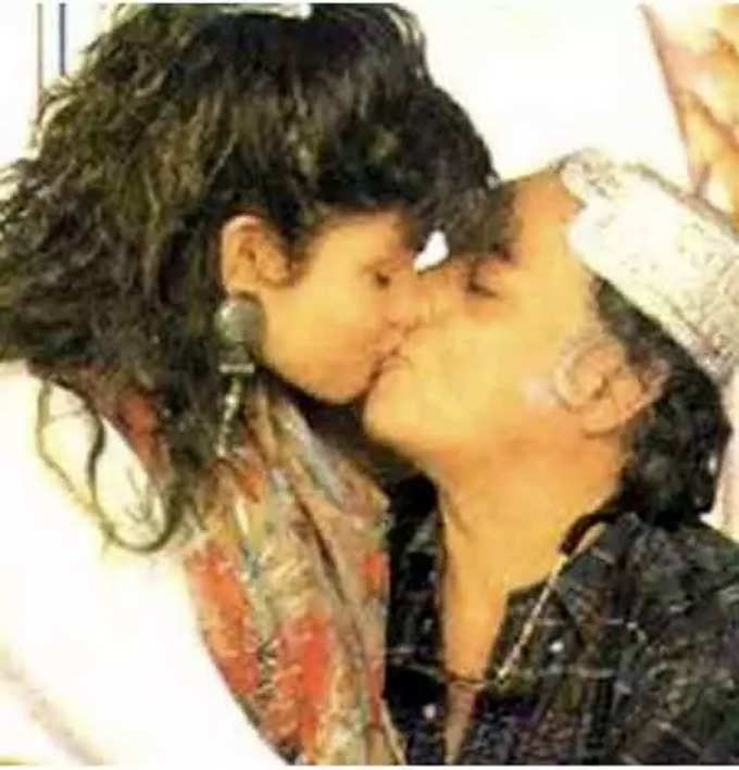 pooja-mahesh bhatt lip kiss