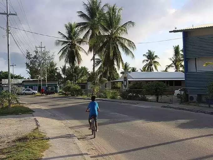 নাউরু দেশটিী কোথায় অবস্থিত?