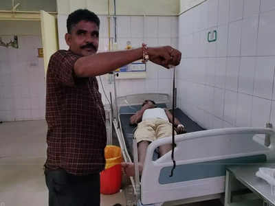 ललितपुर में मरा सांप लेकर अस्पताल पहुंचा युवक, बोला- इसने मुझे काट लिया इसलिए मार डाला