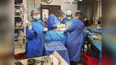 गुजरात: ऑपरेशन थियेटर में फोटो सेशन, तस्वीरें वायरल होने पर छुट्‌टी पर भेजे गए डॉक्टर