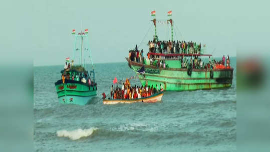 நாகையில் கடலுக்கு தங்கமீன் படைக்கும் விழா