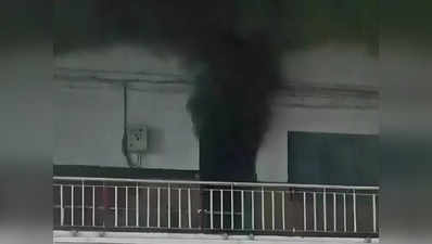 चंदौली में डीडीयू रेलवे जंक्‍शन के वेटिंग रूम में लगी आग, सैकड़ों यात्रियों में मची भगदड़