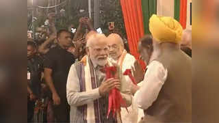Grand Welcome PM Modi Live Updates: फूलों की बारिश, मोदी-मोदी के जयकारे... जी20 समिट की सफलता के लिए PM का जोरदार स्वागत