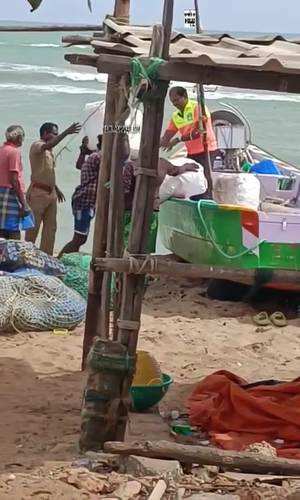 samayam/tamilnadu/tirunelveli/nellai-idinthakarai-fishermen-hand-over-beedi-leaf-bundle-capture-from-sea-shore