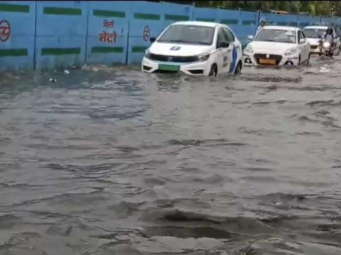 साउथ दिल्ली के कई रास्तों पर जलभराव