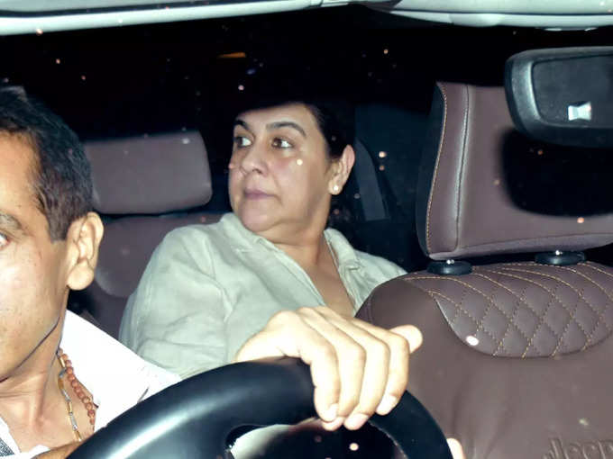 Amrita Singh gets spotted at Dimple Kapadia house