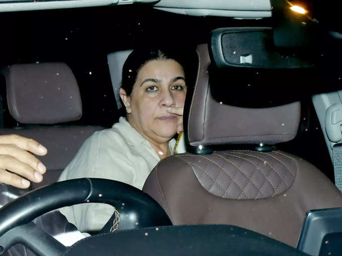 Amrita Singh gets spotted at Dimple Kapadia house