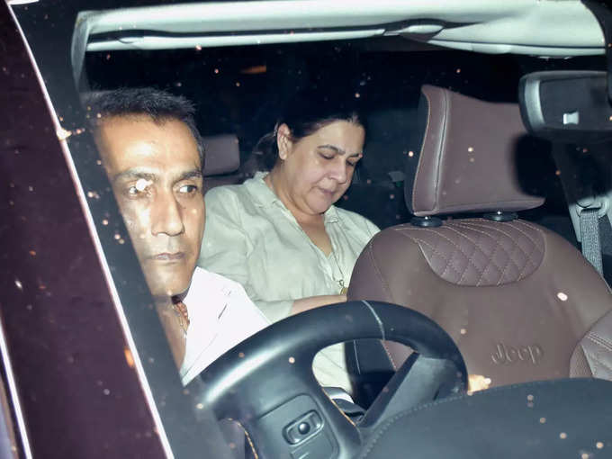 Amrita Singh gets spotted at Dimple Kapadia house