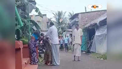 Dakshin 24 Pargana News : চাকরির নামে টাকা আত্মসাৎ! তৃণমূল নেতাকে রাস্তায় কলার ধরে চড়াল মহিলা