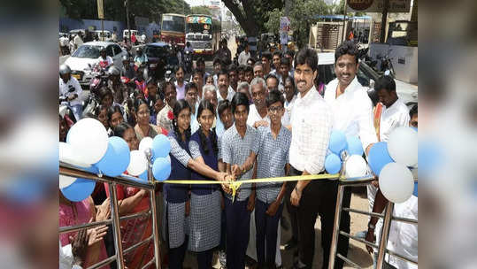 அரசு பள்ளி மாணவர்களை கொண்டு திறந்து வைக்கப்பட்ட உயர்மட்ட நடைபாதை பாலம்...மாநகராட்சி ஆணையரின் அசத்தல் சம்பவம்!