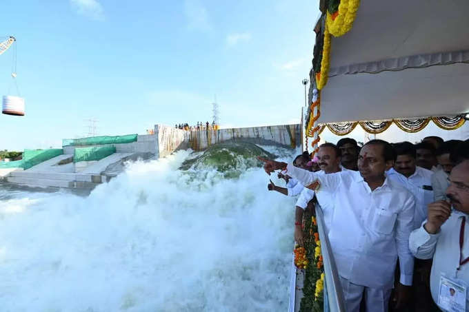 పాలనురగలతో కృష్ణమ్మ తాండవం.. పాలమూరులో అపురూప దృశ్యం