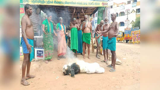 தண்ணீர் தர மறுப்பு: கர்நாடக முதல்-அமைச்சர் உருவ பொம்மையை எரித்து விவசாயிகள் போராட்டம்