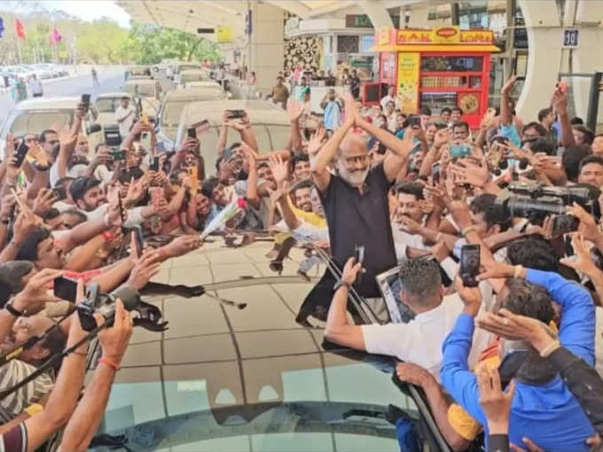 rajinikanth coimbatore airport mobbed by fans pic