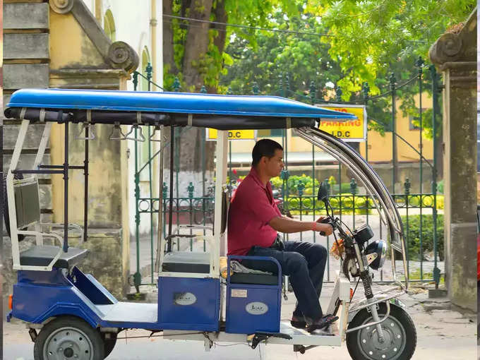 ई- रिक्शा बना मौत का सामान