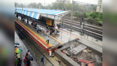 मुंबई-अहमदाबाद के बीच रात से रुकी ट्रेनें, यात्री फंसे, कई ट्रेनें भी कैंसल... गुजरात में बारिश से हाहाकार