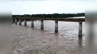 तापी नदीवरील महत्त्वाचा पुलाचा एक भाग कोसळला, महाराष्ट्रातून २ राज्यांमध्ये जाणारी वाहनं वळवली