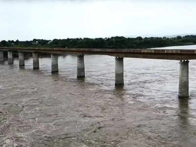 तापी नदीवरील महत्त्वाचा पुलाचा एक भाग कोसळला, महाराष्ट्रातून २ राज्यांमध्ये जाणारी वाहनं वळवली