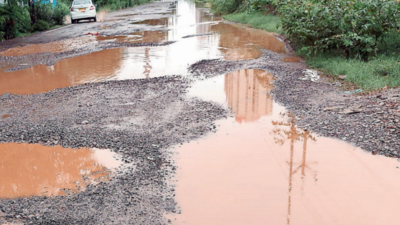 ಬೆಂಗಳೂರು ಗ್ರಾಮಾಂತರ: ಬಾಯ್ತೆರೆದ ರಸ್ತೆ ಗುಂಡಿಗಳು, ವಾಹನ ಸವಾರರಿಗೆ ಸವಾಲ್!