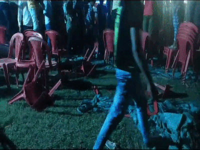 जौनपुर में भोजपुरी स्‍टार अक्षरा सिंह के कार्यक्रम में भीड़ ने किया बवाल, जमकर चलीं कुर्सियां