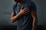 Chest Pain: सांस लेने पर सीने में होती है चुभन तो पक्का है इन 5 में से 1 बीमारी, सारे काम छोड़ भागें डॉक्टर पास