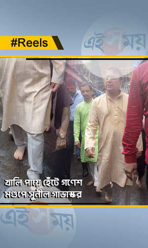 sunil gavaskar visits lalbaugcha raja ganesh puja to seek blessings watch the video