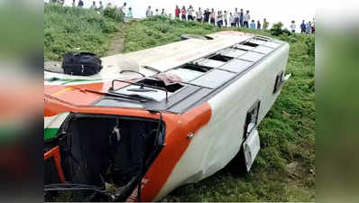 20 फीट गहरे गड्ढे में जा गिरी तेज रफ्तार बस, वाराणसी से गाजीपुर जा रहे 8 यात्री घायल