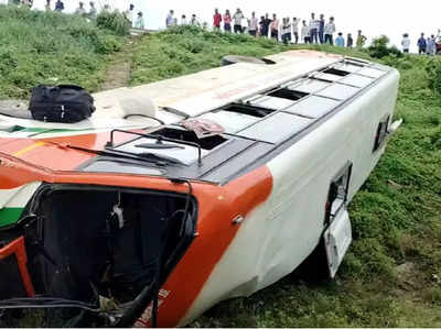 20 फीट गहरे गड्ढे में जा गिरी तेज रफ्तार बस, वाराणसी से गाजीपुर जा रहे 8 यात्री घायल