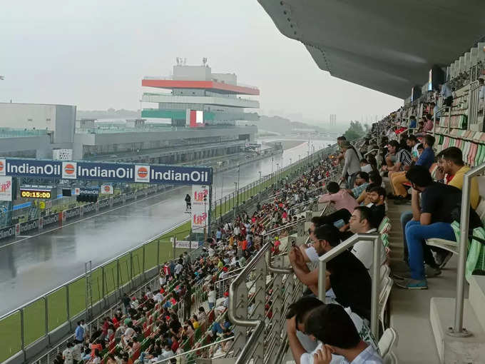 MotoGP के रेस में बारिश ने लगाया ब्रेक 