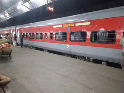 Indian Railway: दशहरा-दीवाली-छठ अभी दूर, फिर भी ट्रेनों में नहीं मिल रहा कंफर्म टिकट, वेटिंग 150 के पार