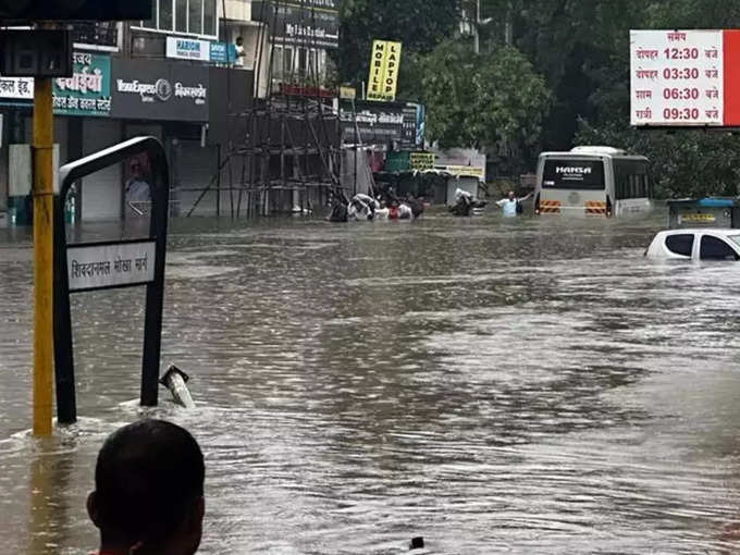 ​कई इलाकों में एक से चार फीट तक जलभराव​