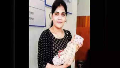 Navi Mumbai: इवलंसं बाळ सोडून तो फरार, कोवळा जीव पाहून मन गलबलून आलं, महिला पोलिस कर्मचाऱ्याचा मोठा निर्णय