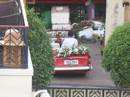 दूल्हा-दुल्हन को लेने कार सज-धजकर लीला पैलेस पहुंच चुकी है