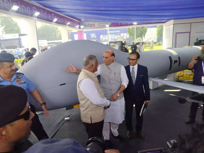 गाजियाबाद: रक्षा मंत्री राजनाथ सिंह डिस्प्ले में लगे ड्रोन का निरीक्षण करते हुए। भारत इलेक्ट्रॉनिक्स लिमिटेड से लेकर अडानी तक की कंपनी के ड्रोन डिस्प्ले में रखे गए हैं।