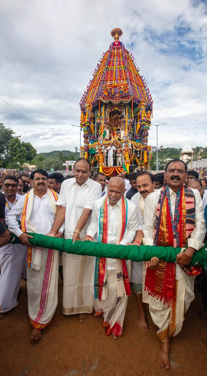 తిరుమల శ్రీవారి రథోత్సవం.. తిలకించేందుకు భారీగా తరలివచ్చిన భక్తులు