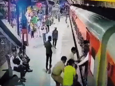 गाजियाबाद रेलवे स्‍टेशन पर चलती ट्रेन में चढ़ते वक्त बिगड़ा बैलेंस, गेट पर लटके शख्‍स की यूं बची जान