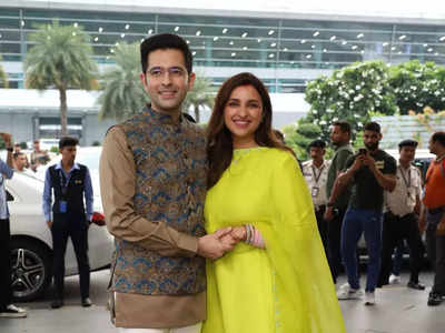 तस्वीरें: परिणीति चोपड़ा ने दिल्ली एयरपोर्ट पर दिखाया अपना मंगलसूत्र, ग्रीन सूट में राघव चड्ढा संग शर्माती दिखीं दुल्हन