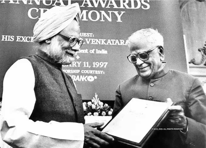 ​राष्ट्रपति आर वेंकटरमन ने मनमोहन सिंह को मोमेंटो द‍िया