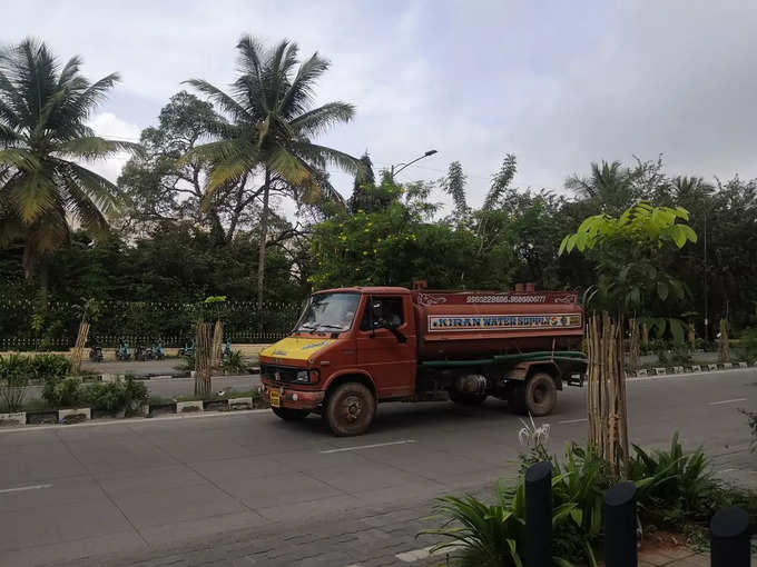 முழு அடைப்பு போராட்டத்தால் பெங்களூரு நகரின் முக்கியமான சாலைகள் வெறிச்சோடி காணப்படுகின்றன. ஒருசில வாகனங்கள் மட்டுமே செல்கின்றன. இதில் ஆட்டோக்களும் அடங்கும்.