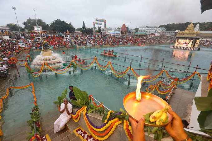 తిరుమల శ్రీవారి బ్రహ్మోత్సవాలు.. వైభవంగా చక్రస్నానం