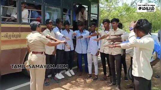 படிக்கட்டில் தொங்கிய கல்லூரி மாணவர்களுக்கு நூதன தண்டனை