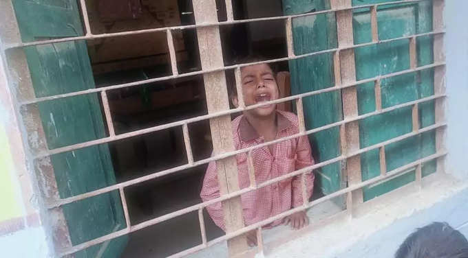 बाराबंकी के स्‍कूल में कक्षा बंद कर चले गए टीचर, अंदर चिल्‍लाती रही बच्‍ची
