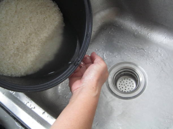 तांदळाचा वापर करून किचन सिंक करा चकाचक 